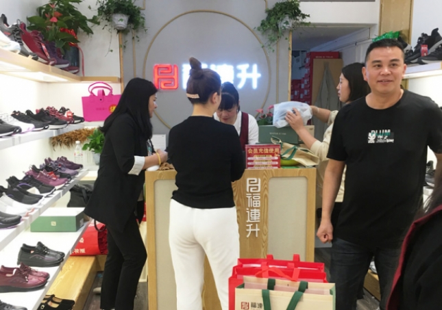 鞋店如何通過“鞋子以舊換新”的活動盈利？